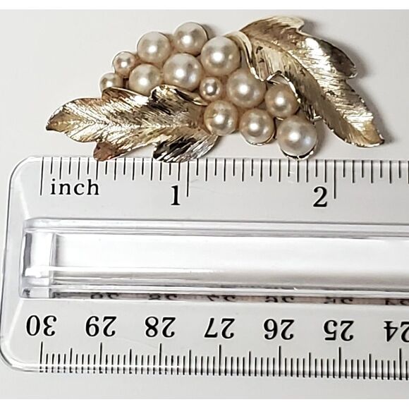 VTG Lisner Brooch Signed White Gold Tone Leaves Faux Pearl 1960's MINT Condt Pin - Picture 9 of 13